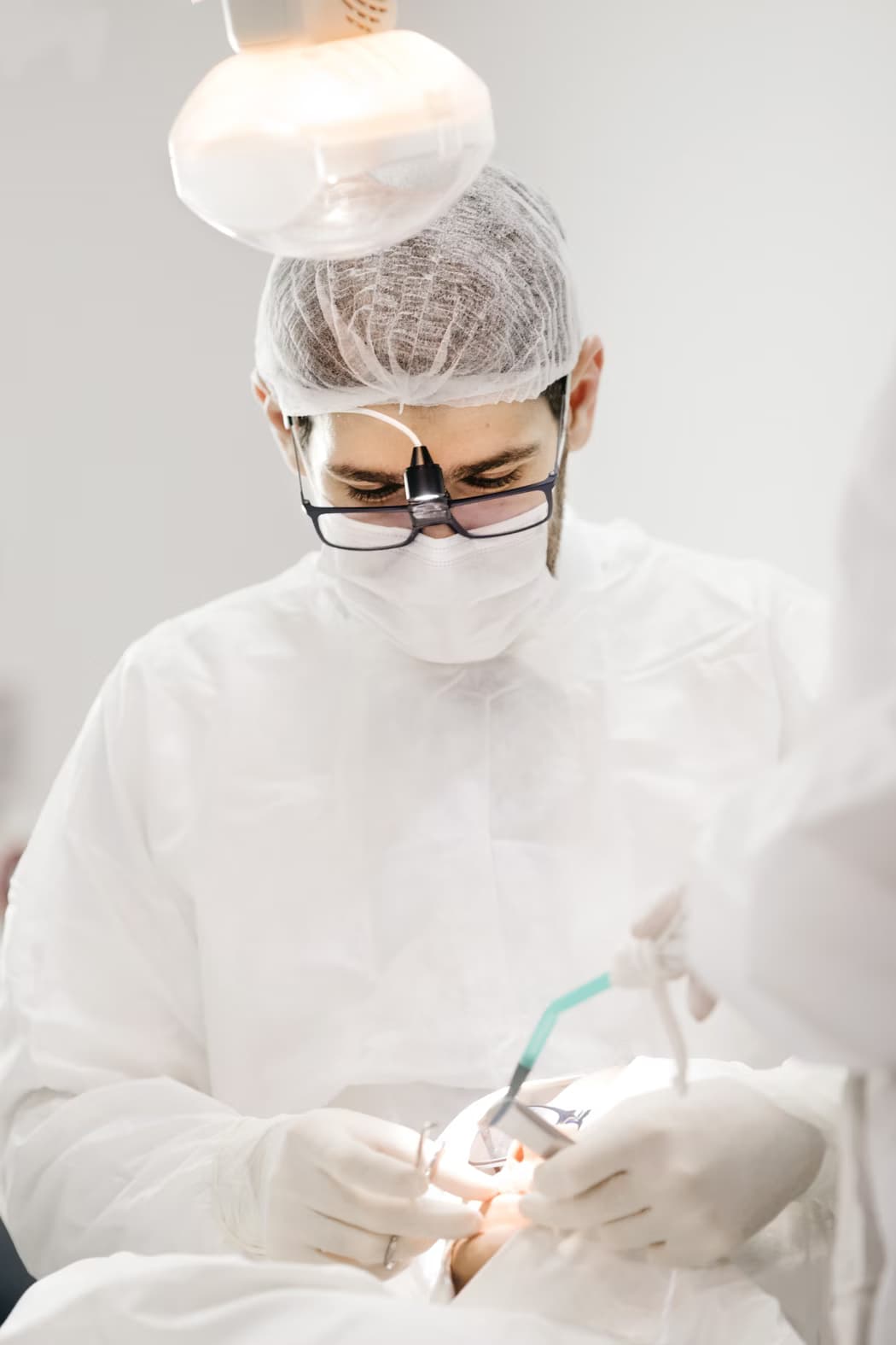 Dentista usando o software em tablet